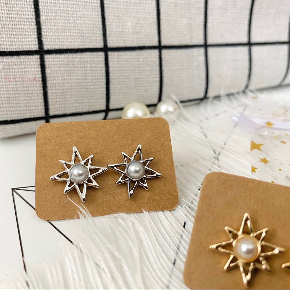 Unique Star Faux Pearl Stud Earrings - Picture 4 of 8